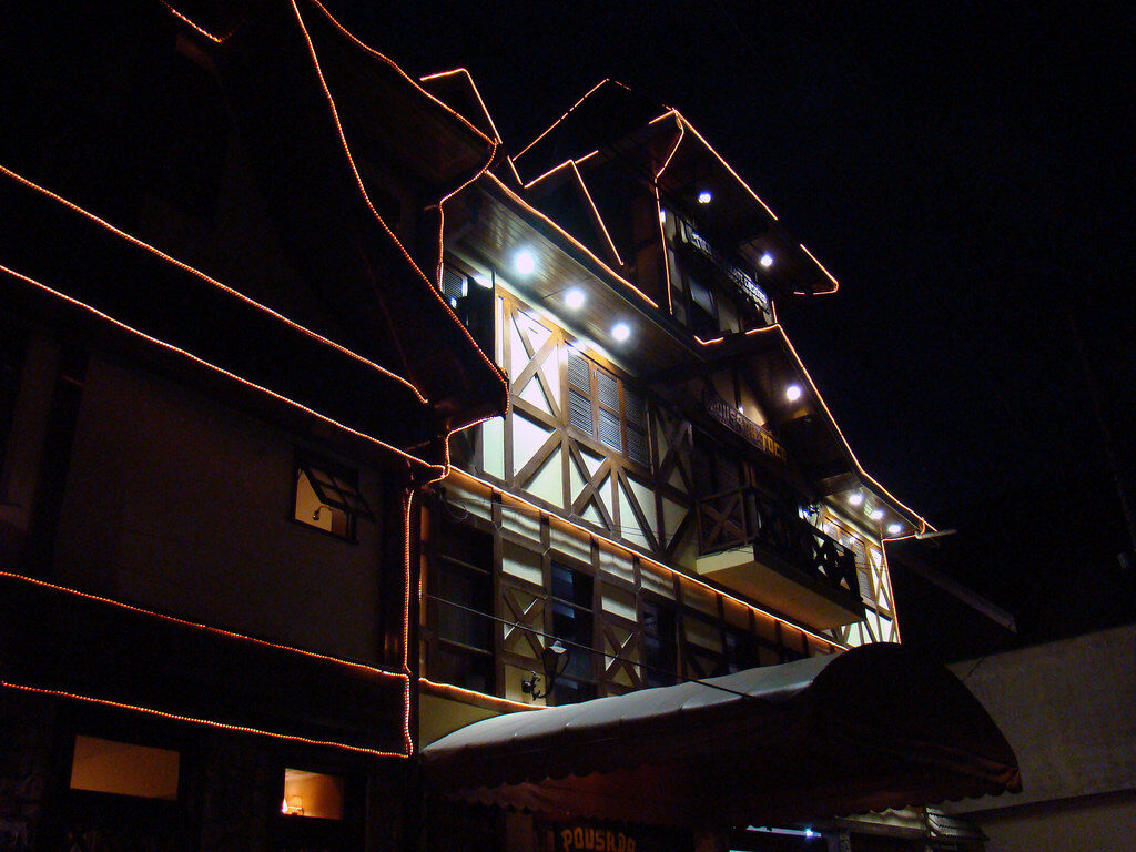 Edifício iluminado à noite