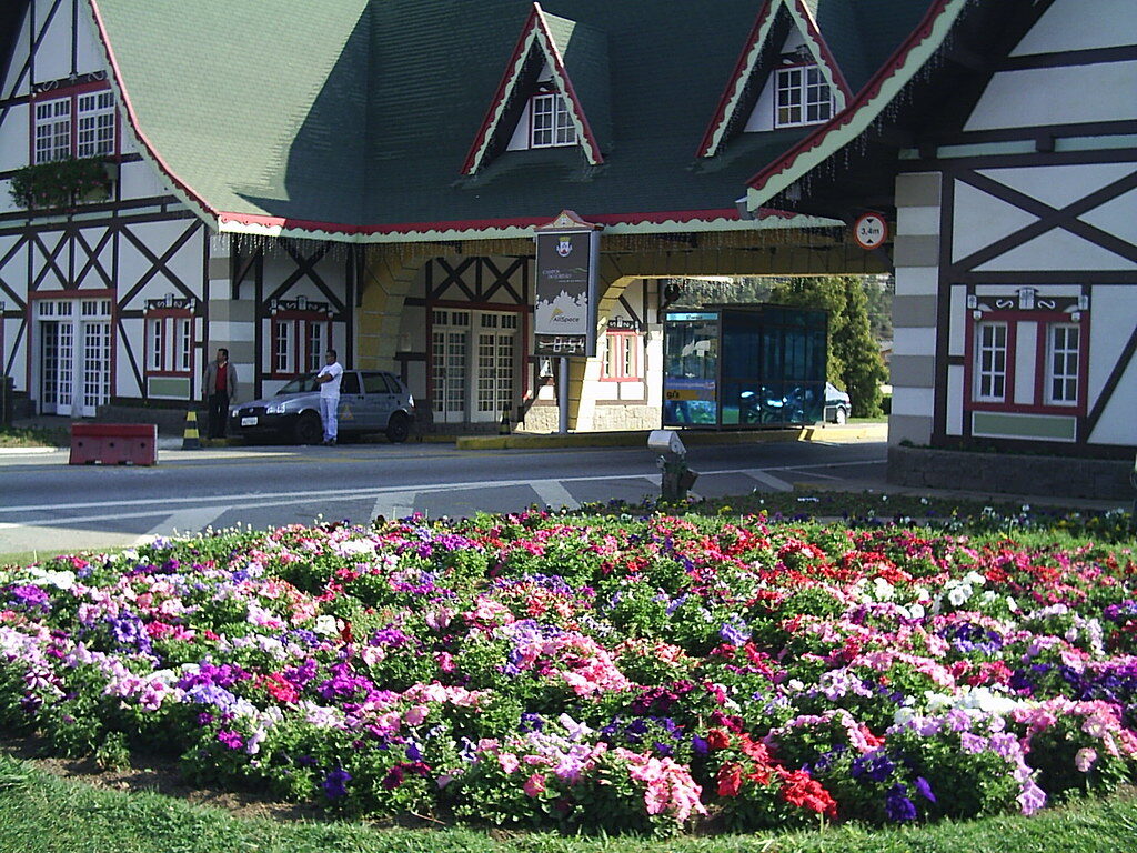 Edifício com flores coloridas