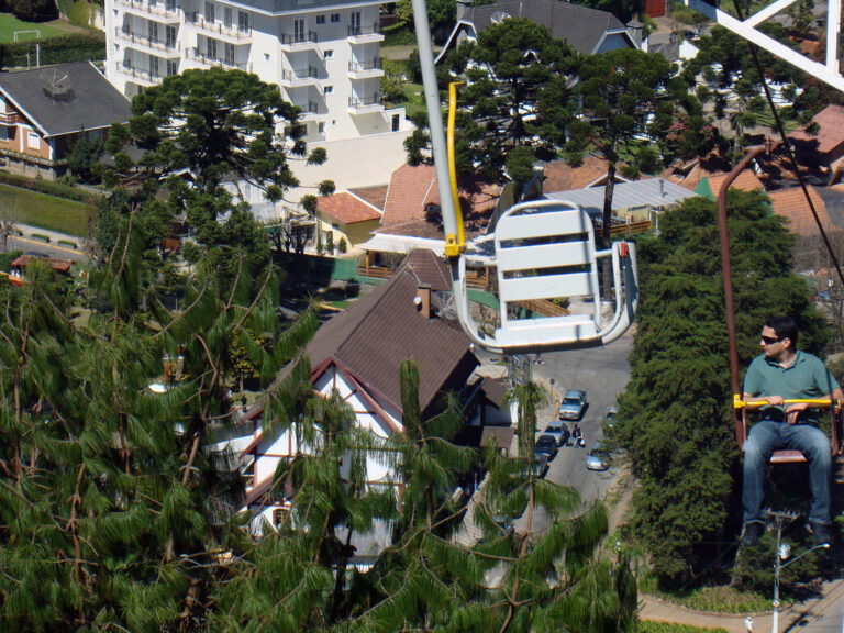 Teleférico com homem