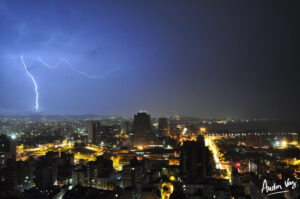 Cidade iluminada, raio noturno