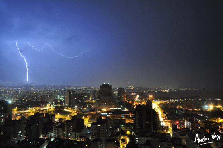 Cidade iluminada, raio noturno