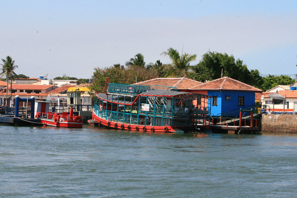 Barcos coloridos em porto