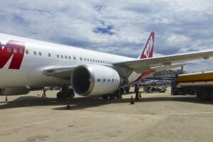 Avião TAM Brasil no pátio.