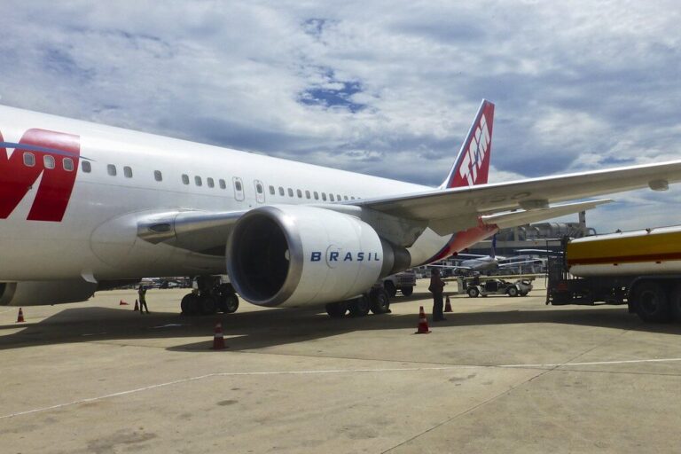 Avião TAM Brasil no pátio.