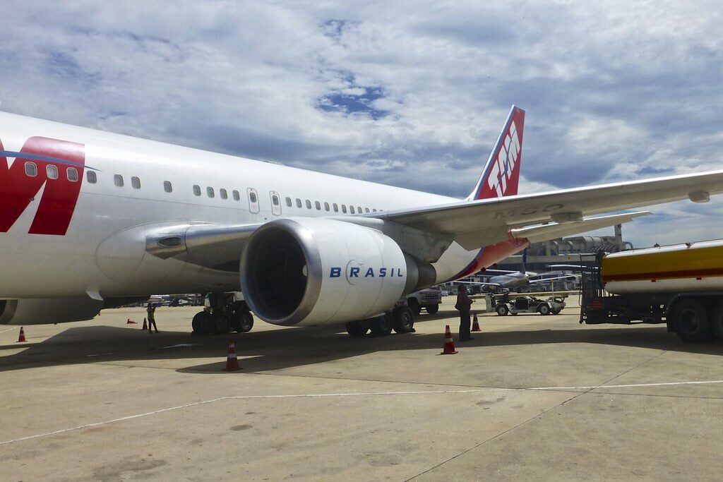 Avião TAM Brasil no pátio.