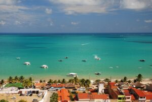 Praia tropical, mar azul, barcos