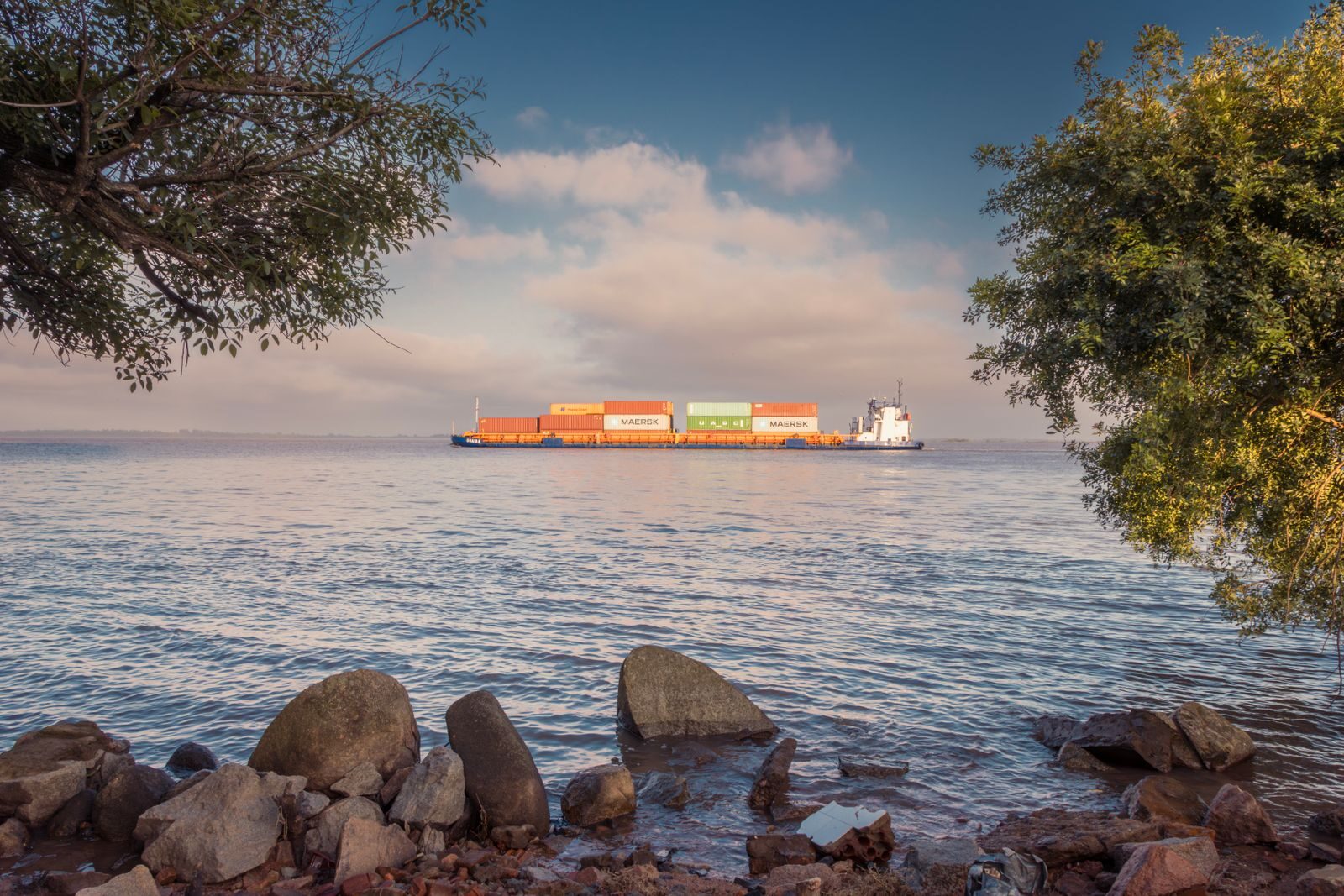 Barcaça Maersk no rio
