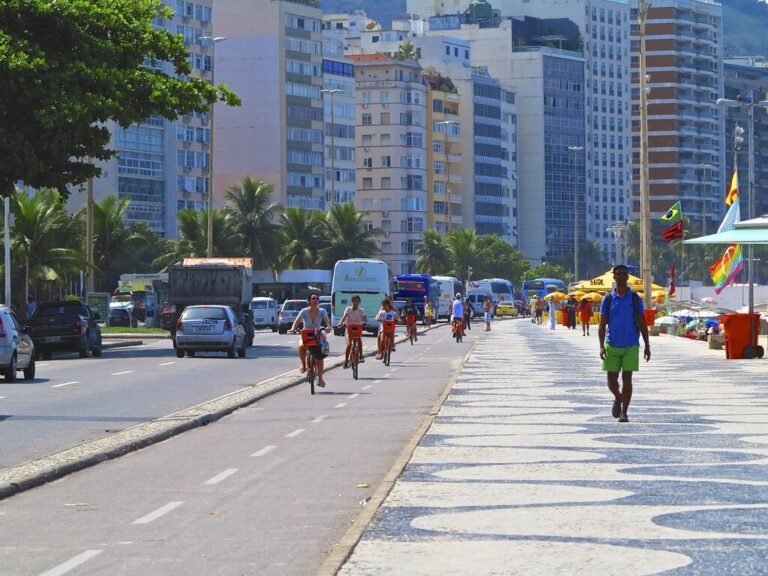 Calçadão Copacabana, pessoas e bicicletas