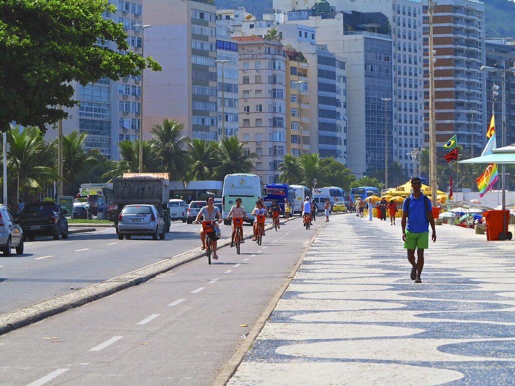 Calçadão Copacabana, pessoas e bicicletas