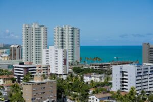 Cidade litorânea, prédios, mar