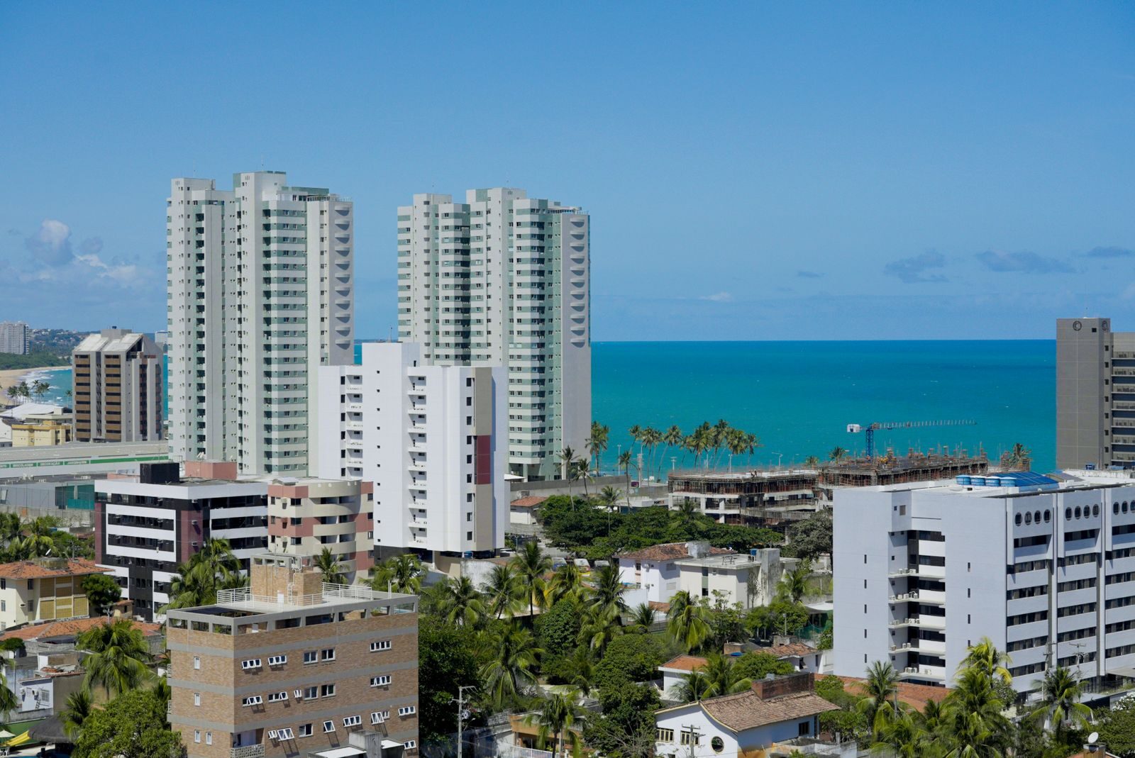 Cidade litorânea, prédios, mar