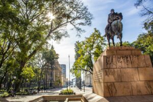 Estátua equestre, praça ensolarada