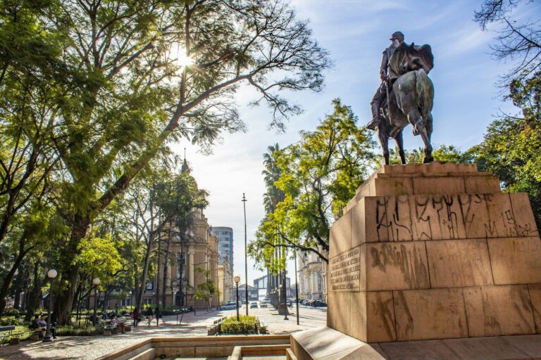 Estátua equestre, praça ensolarada