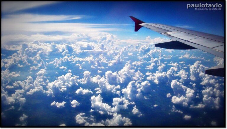 Asa de avião sobre nuvens