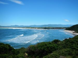 Trilha costeira vista oceânica