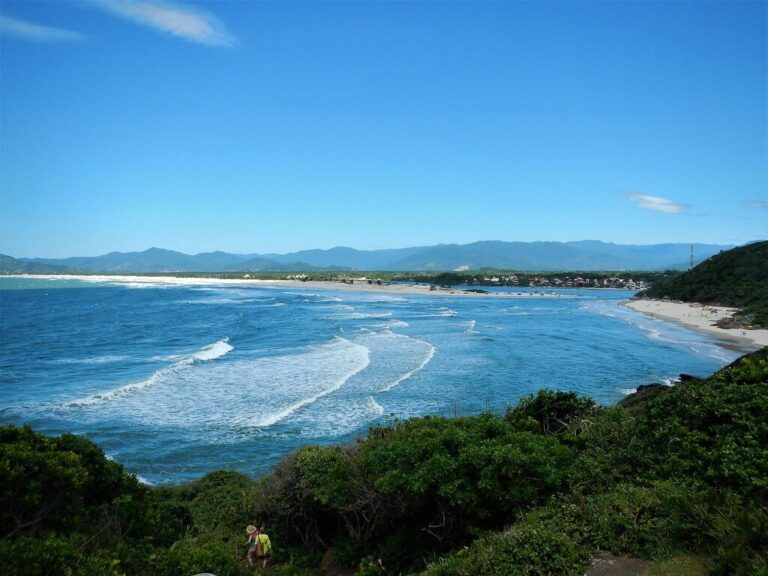 Trilha costeira vista oceânica