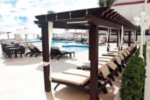 Piscina resort espreguiçadeiras pérgola