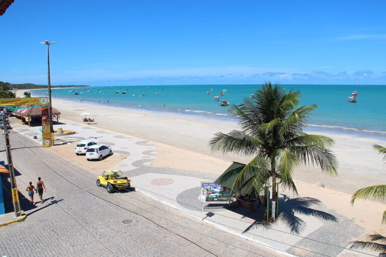 Praia tropical ensolarada barcos