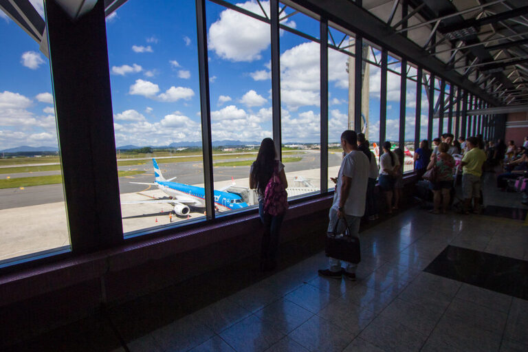 Pessoas observam avião no aeroporto