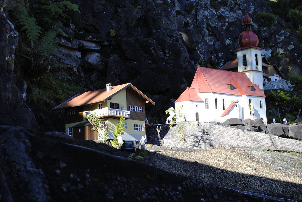 Miniaturas casa igreja montanha.