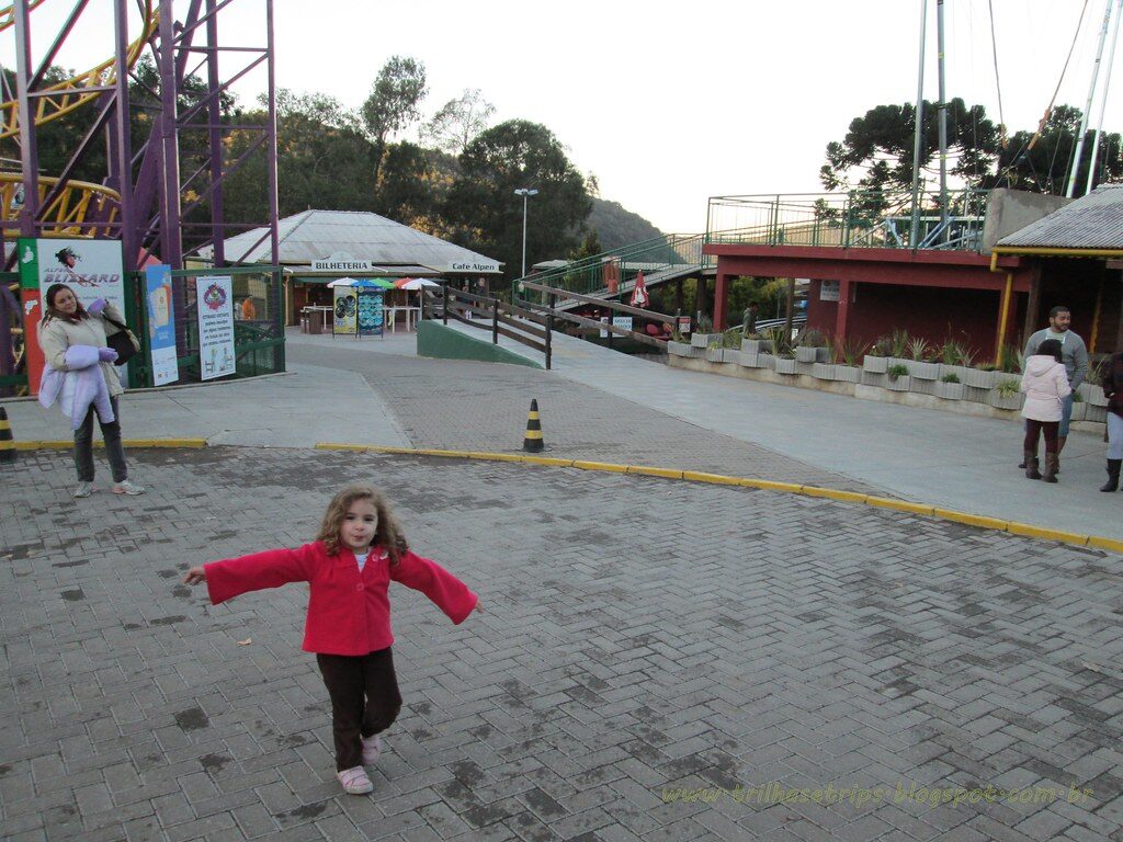 Menina feliz parque diversões