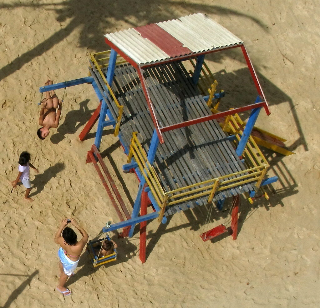 Crianças brincando parquinho areia