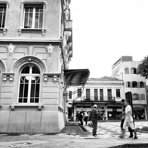 Prédio histórico rua movimentada