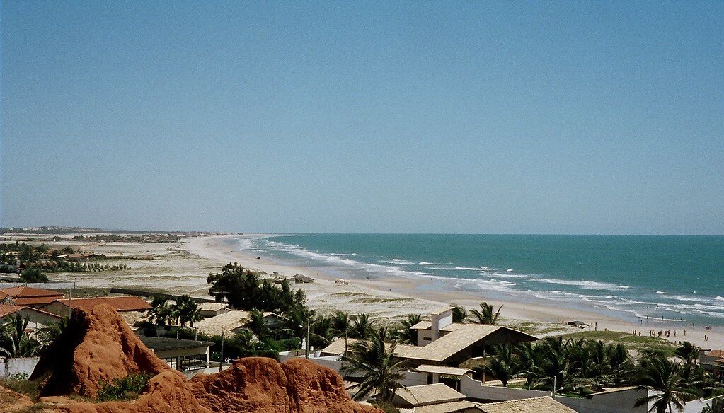Praia tropical com falésia.