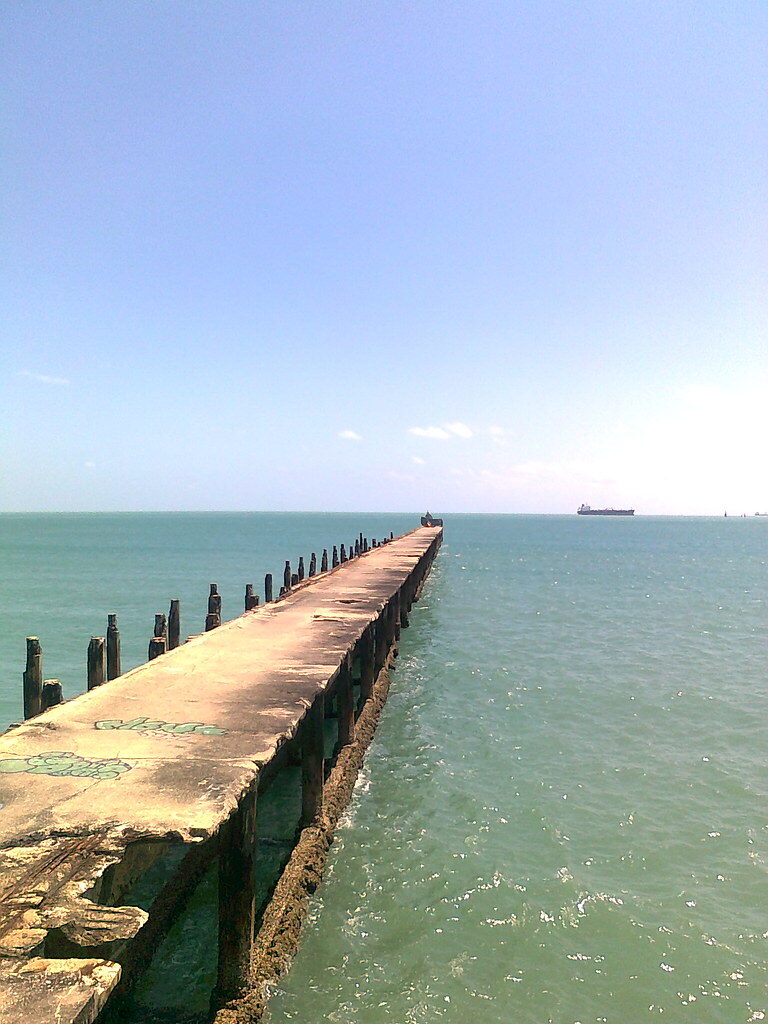 Cais de concreto no mar