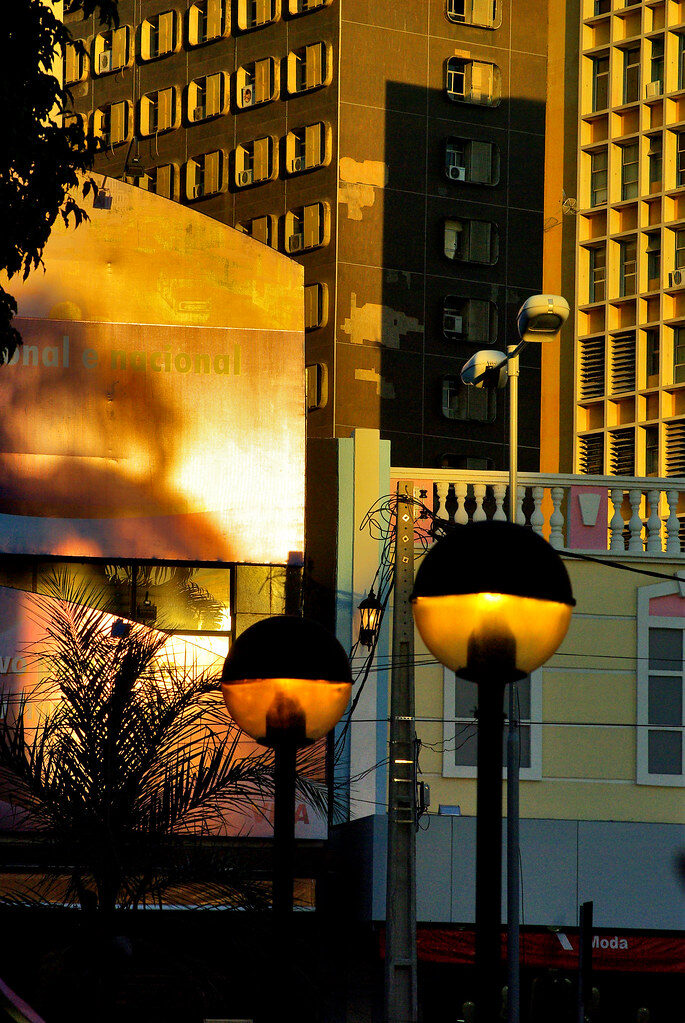 Pôr do sol urbano postes