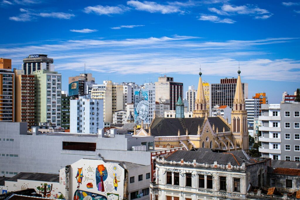 Skyline Curitiba com igreja e arte