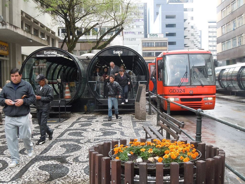 Estação tubo, ônibus, pessoas