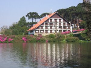 Hotel à beira lago florido