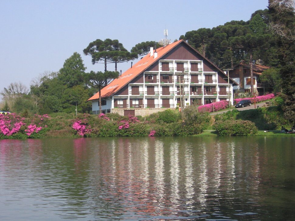 Hotel à beira lago florido