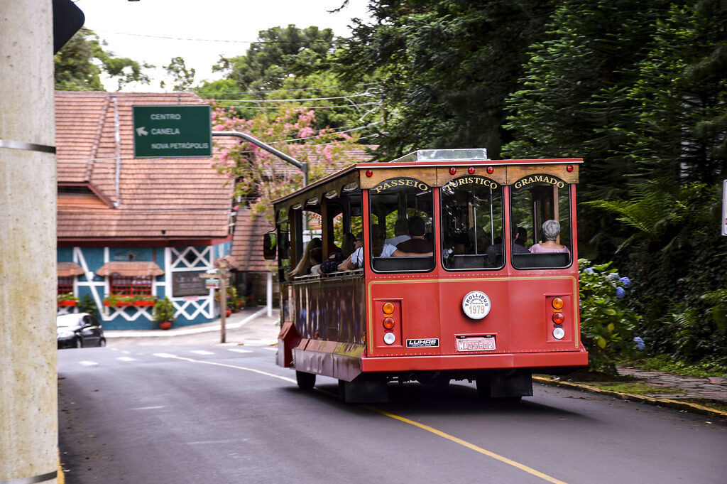 Trollibus vermelho turístico Gramado