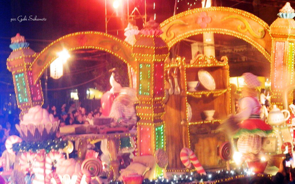 Carro alegórico festivo iluminado