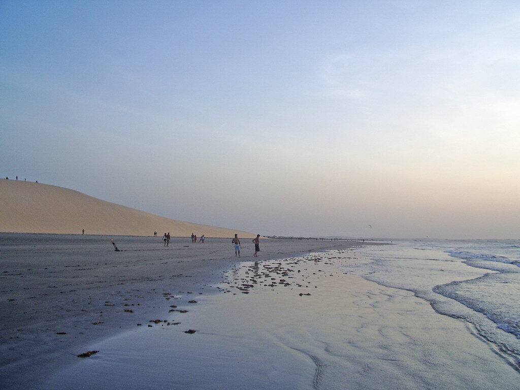 Praia dunas pessoas mar