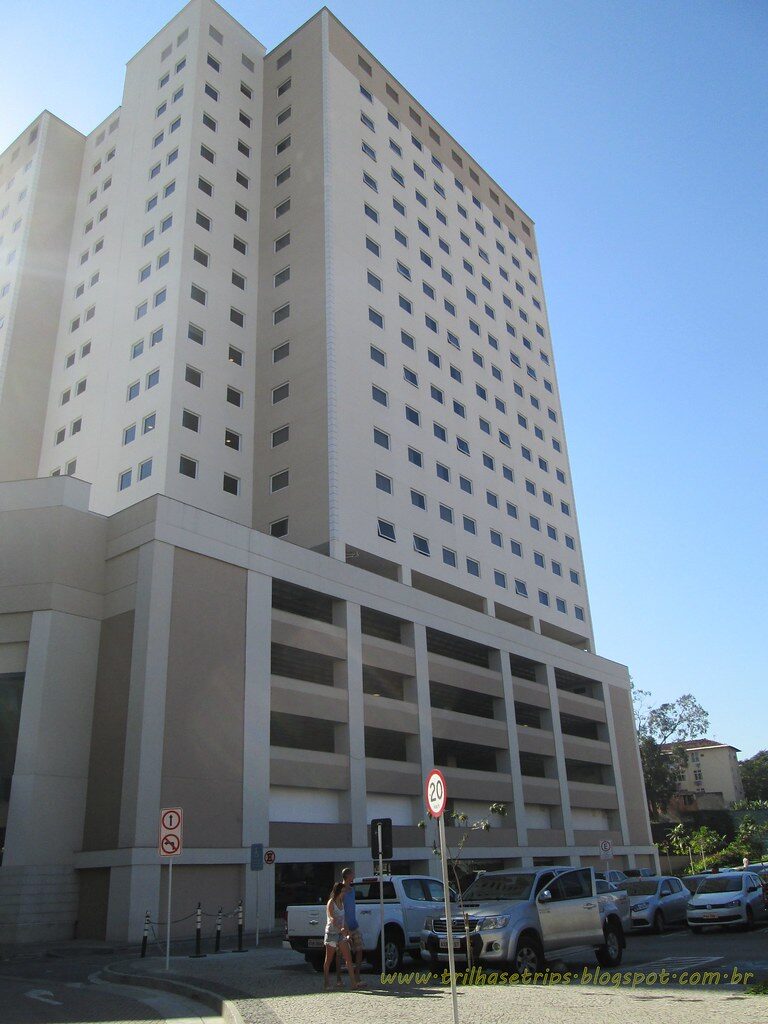 Edifício alto estacionamento carros