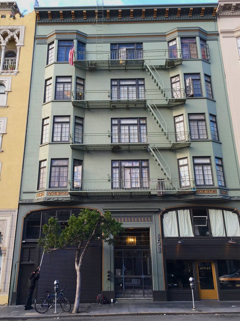 Edifício verde, escadas, bandeira.