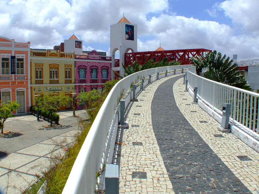Passarela colorida arquitetura colonial