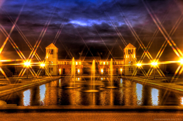 Edifício noturno fontes iluminadas