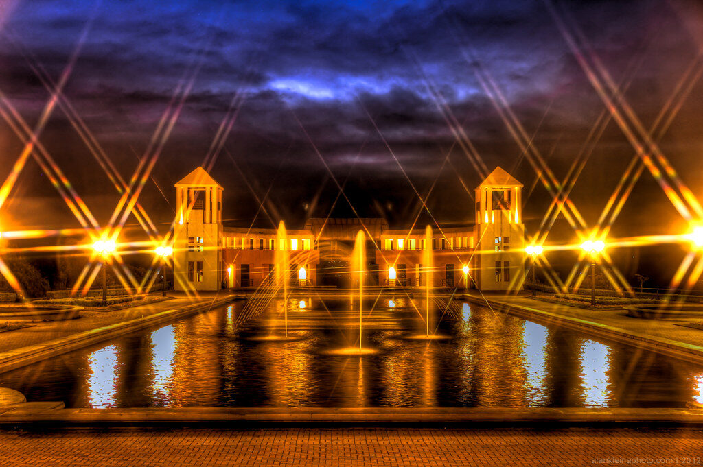 Edifício noturno fontes iluminadas