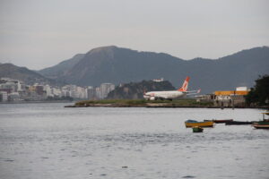 Avião GOL, montanhas, baía