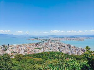 Cidade costeira vista panorâmica