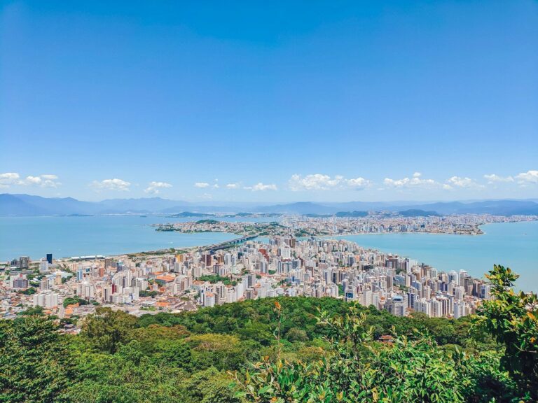 Cidade costeira vista panorâmica