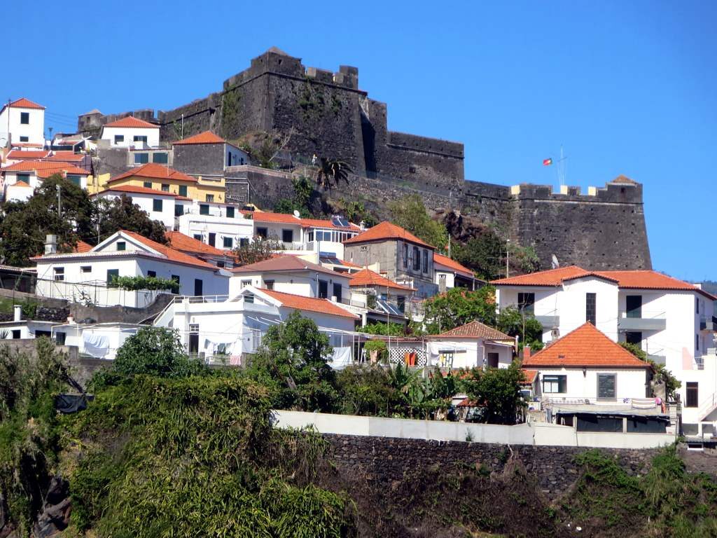 Vila costeira com fortaleza histórica