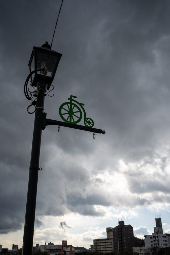 A lamp post with a bicycle sign on it