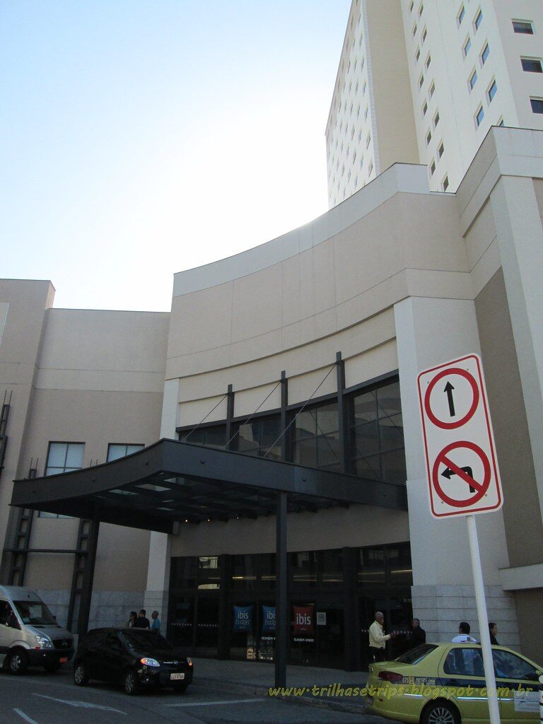 Entrada hotel Ibis, carros, sinal