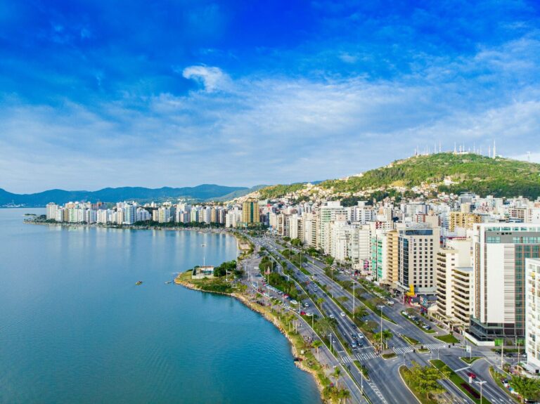 Cidade costeira, morro, prédios, mar