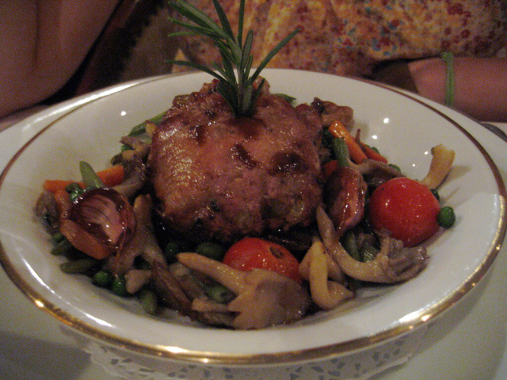 Pato confit com legumes frescos